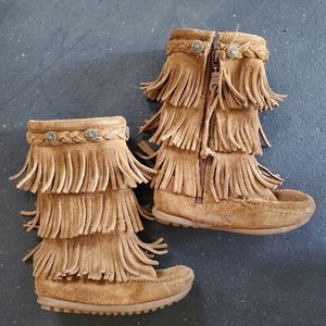 Minnetonka 
Size 8
Girls